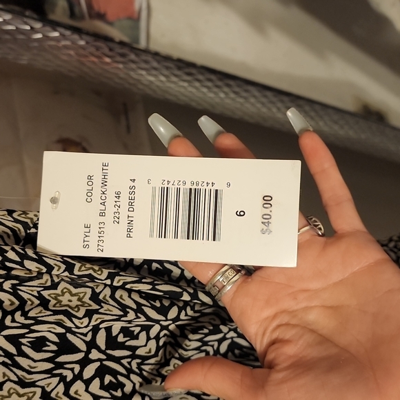 Beautiful dress very femine and flowy - Picture 5 of 7